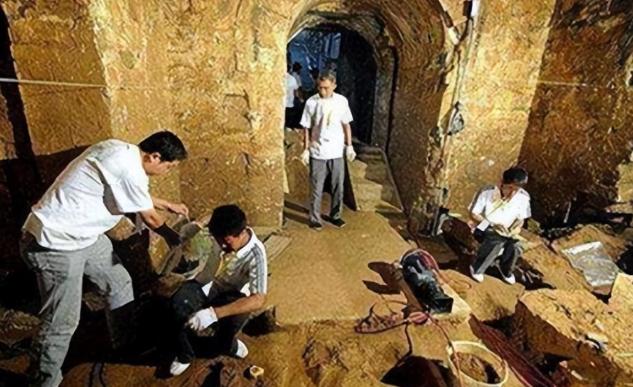 很多人以为殉葬就是把活人关进地宫，门一关，他们就只能哭喊着等死。其实，为了活下去