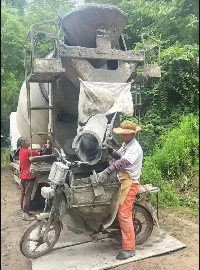 安逸不？摩托车一辈子没想过这样子做交通工具。工地要打混凝土，可罐车上不去，用
