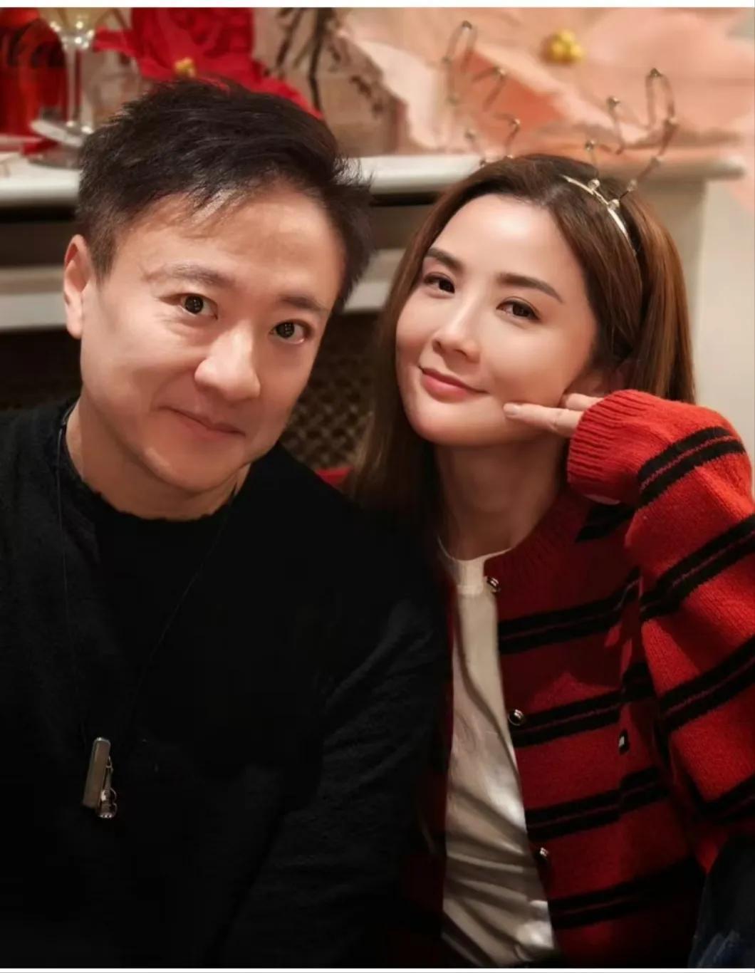 香港知名女星蔡卓妍被曝恋上小近10岁鲜肉，二人或已同居试婚这下好了，不仅阿S