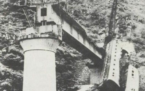 1981年，当442次列车驶出隧道瞬间，司机惊恐地发现，铁轨突然消失了！他第一时