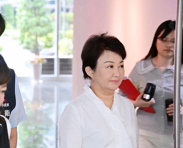台中6蓝委二阶全过后院失火　卢秀燕不回应　　台中市罢免蓝委团体今天下午赴市选委