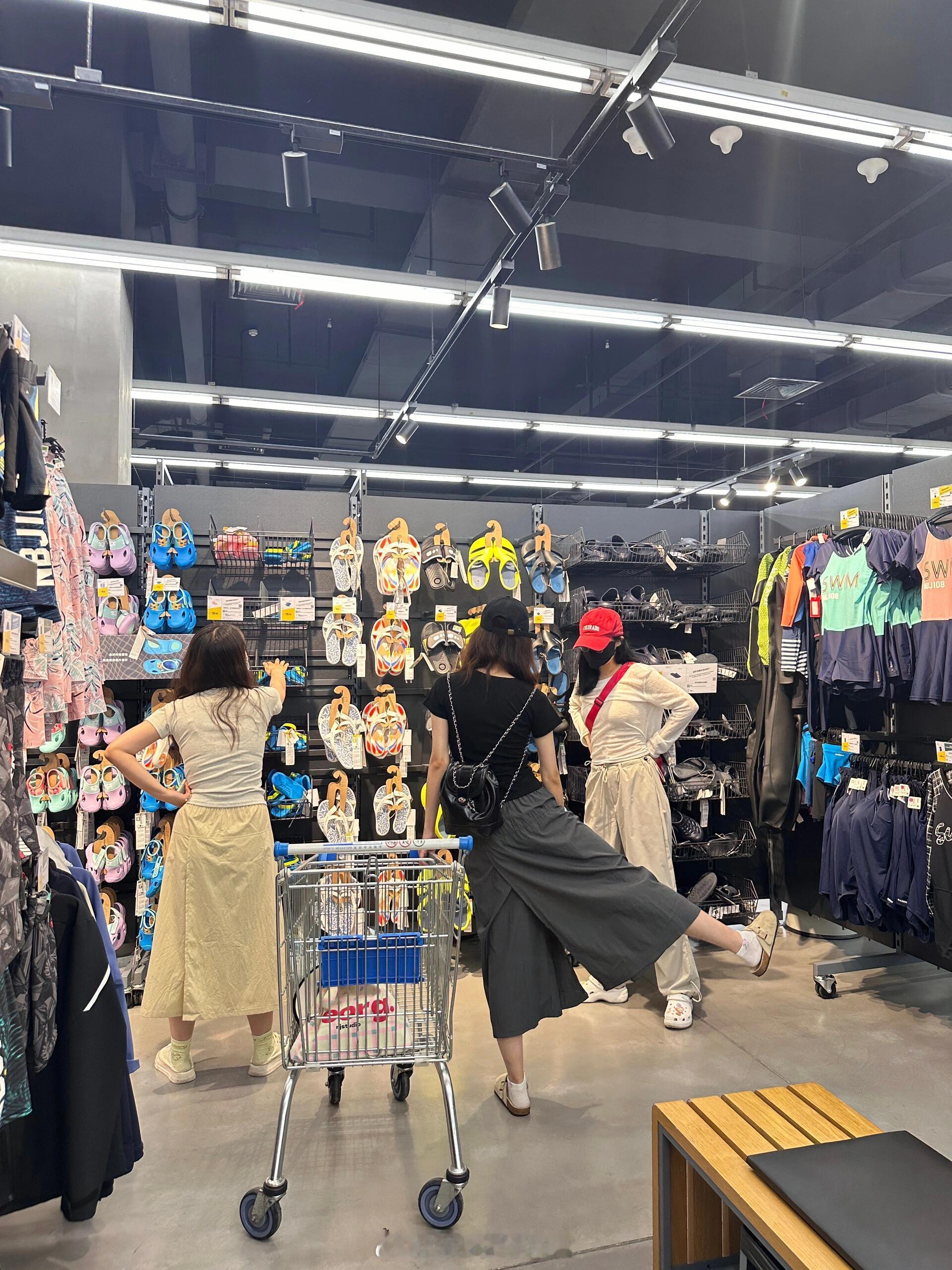 瞬间对裙子没有了兴趣。。。逛迪卡侬的时候看到一个小姐姐穿的裙子好好看，显得很有气