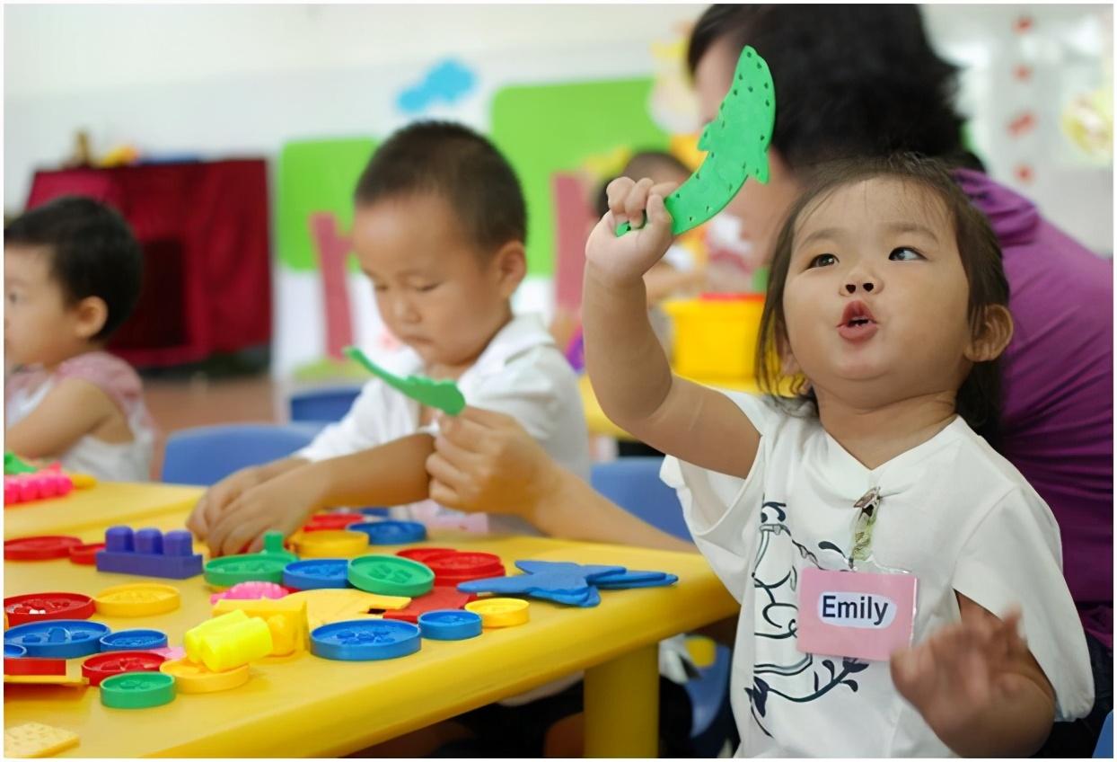 第一天去幼儿园不哭不闹的孩子，多来自这2种家庭，老师也喜欢每年幼儿园新生入园的