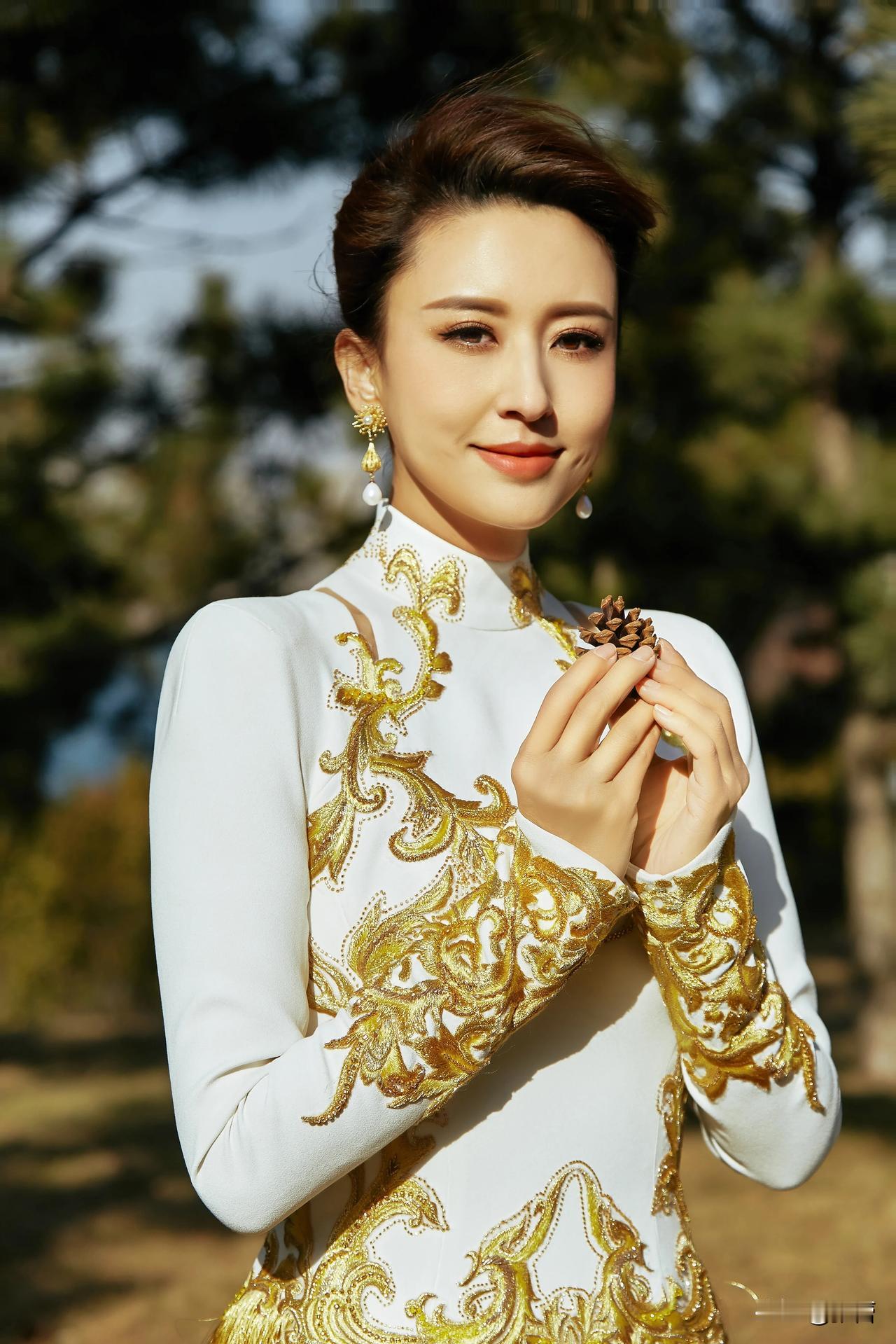 身材丰腴的央视美女主持人华丽转身，成为北京电影学院副教授！没想到，张蕾再次让网友