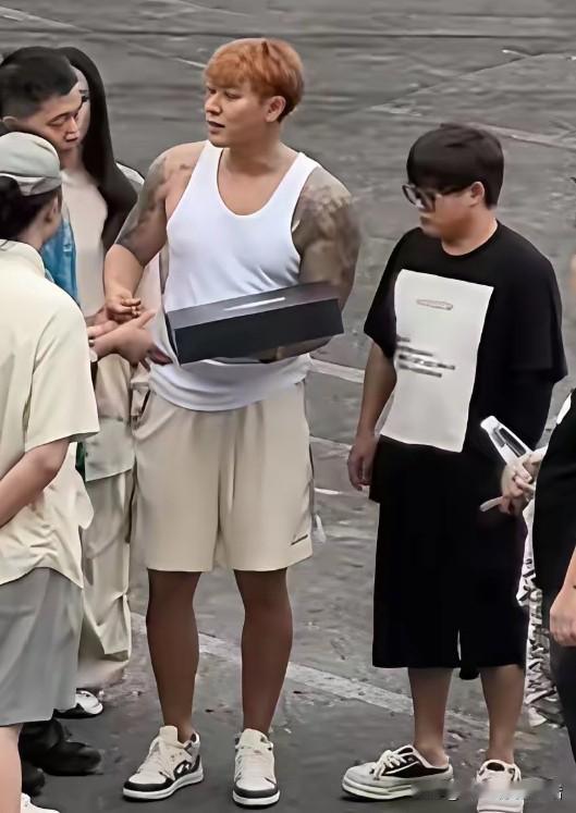 果然结婚生子以后的丈夫都会胖，老婆孩子热炕头的日子就是那么舒心放松且惬意。黄子