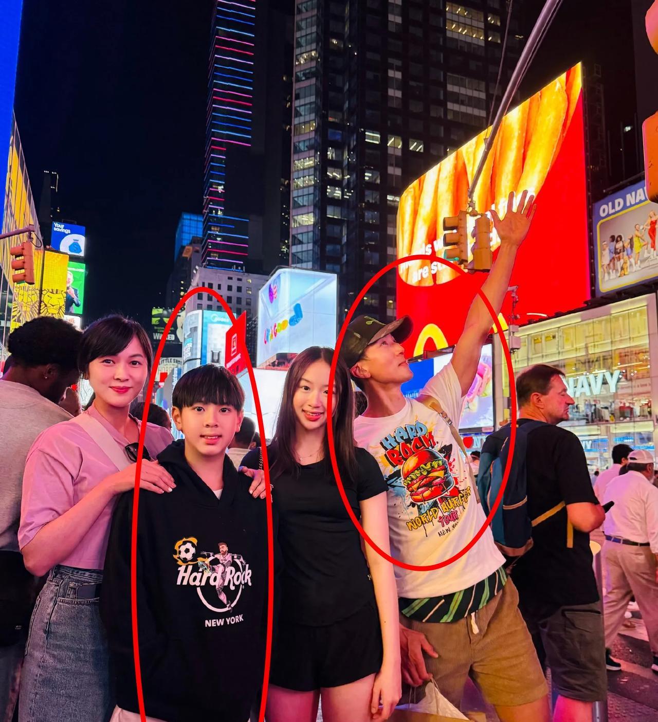 吴尊一家四口的幸福生活，儿子和他是真像，脸蛋肉嘟嘟的像妻子，女儿也很爸爸的。#吴