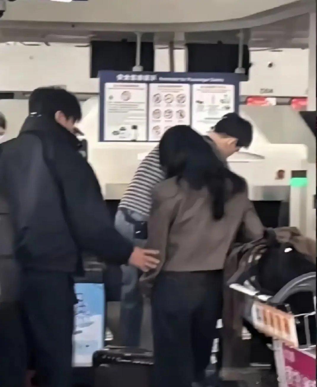 伊能静在机场跟秦昊吵架摔箱子，满脸憔悴，这还是那个精致贵妇吗