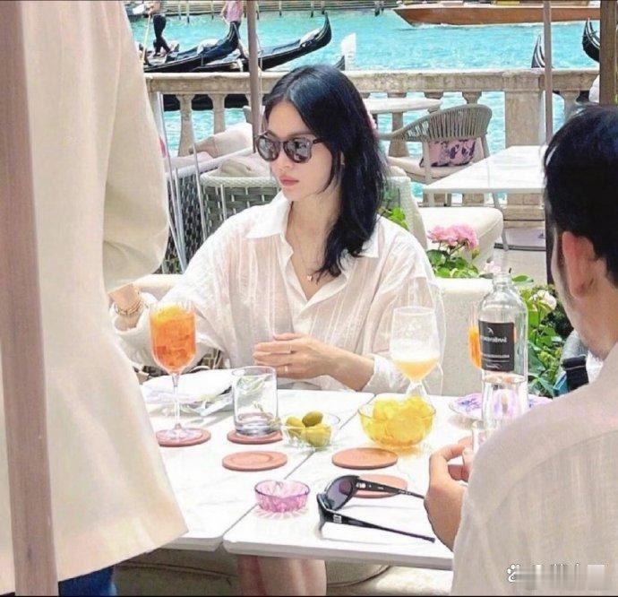 宋慧乔私服审美简约高级，亚麻衬衫搭配军绿色短裤，松弛随性，满满减龄氛围感。