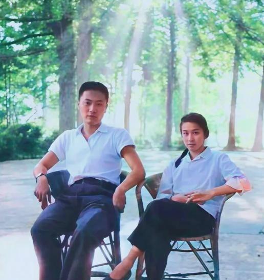 1975年，陈毅的儿子陈小鲁和粟裕的女儿粟惠宁结为伉俪，在庐山度蜜月的照片，你瞧