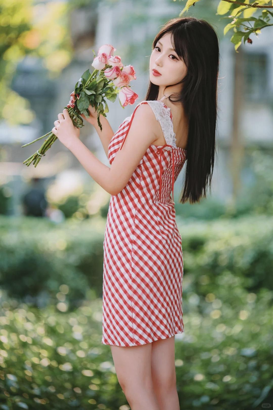 晒图笔记大赛夏日清新少女风，红白条纹裙裙配粉色玫瑰花，甜美动人。