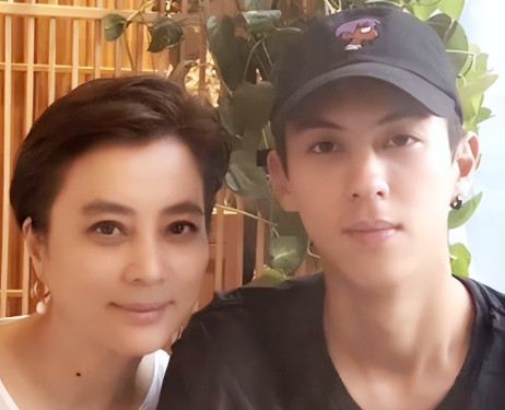 1997年，李玲玉和犹太富商杰瑞结婚。李玲玉开玩笑地说:“你不怕我结婚之后离婚，