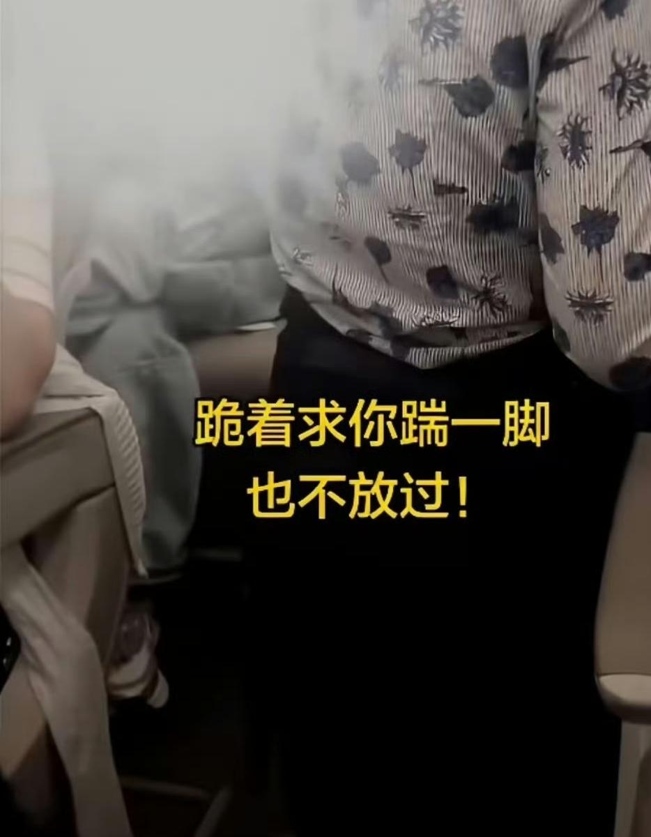 空姐撞到乘客手肘，下跪三次，对方都不肯罢休！看到热搜上爆料，东航空姐推餐车