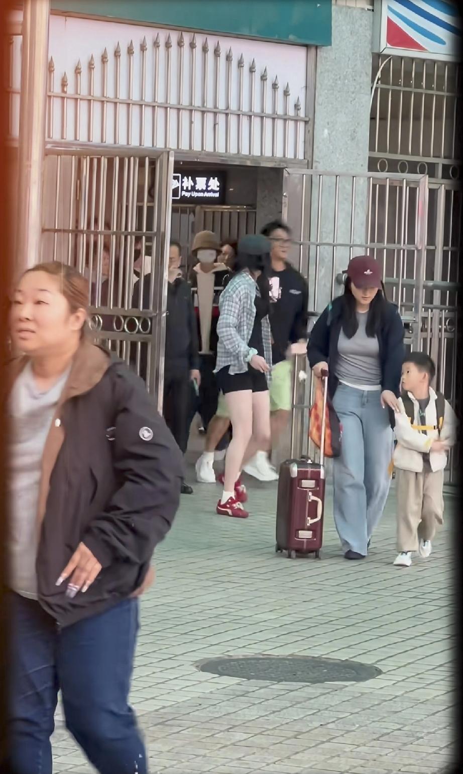 4月14日，鹿晗坐火车到达桂林北录综艺5哈6，桂林北比较小，网友说，鹿晗怎么如此