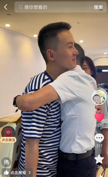 谢爸飞南京陪儿子过父亲节，给浩男惊喜！为了让儿子在第一个父亲节拥有难忘的
