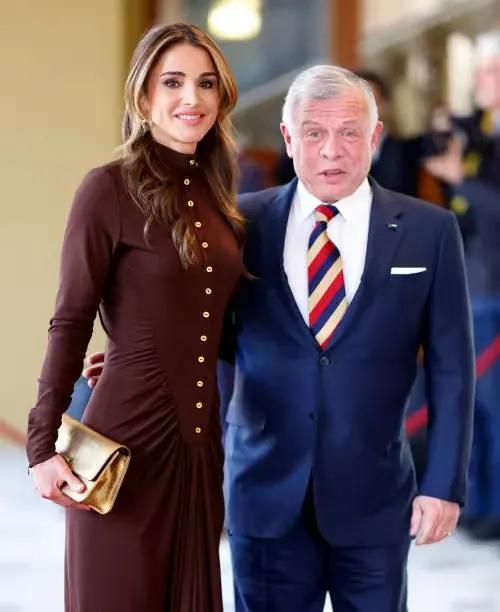 我说柬埔寨国王比约旦国王长相好，柬埔寨国王相貌堂堂，风度优雅。再看看约旦国王长得