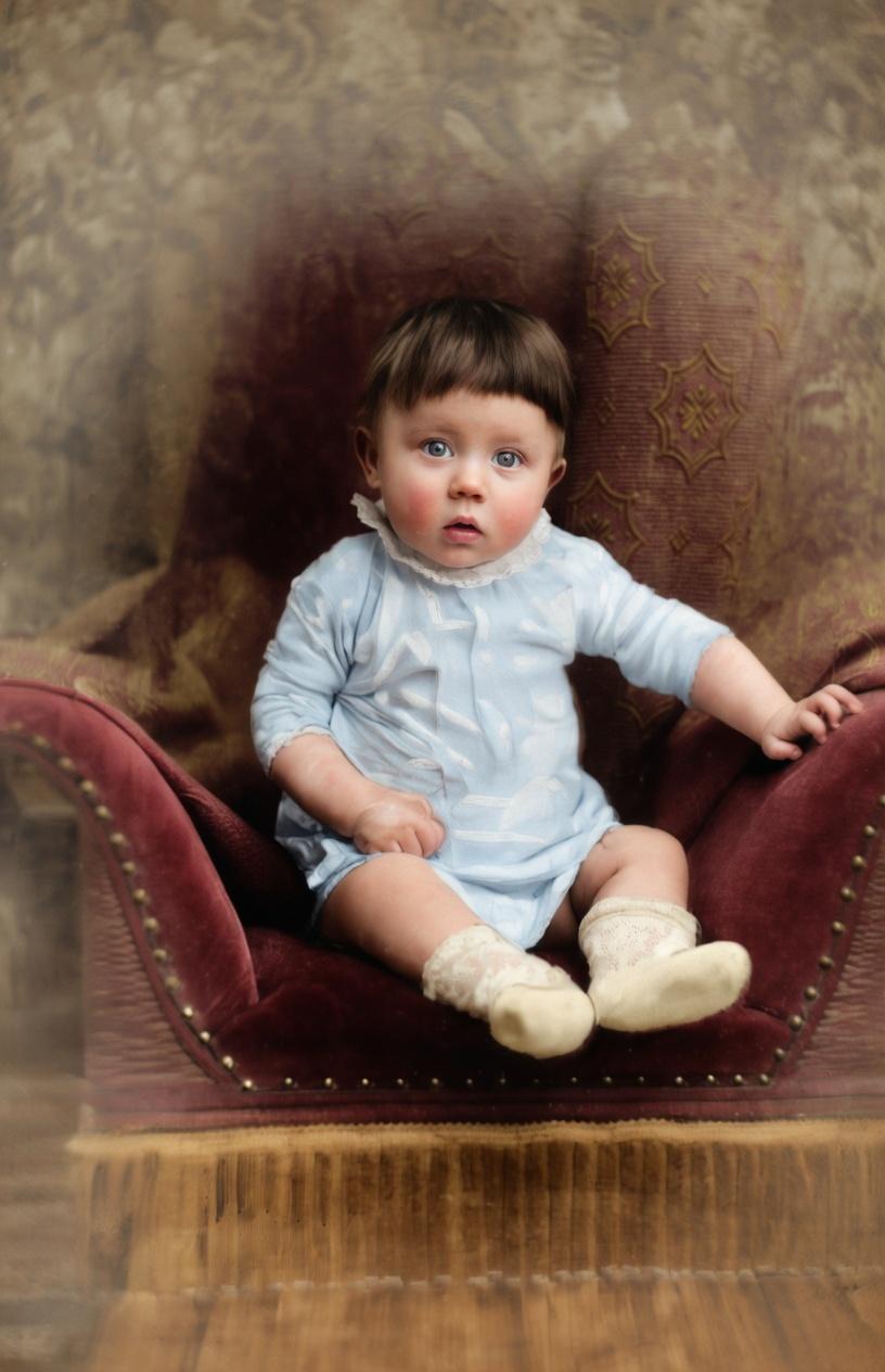 这是阿道夫·希特勒现存已知最早的照片，拍摄于1889-1890年（他出生后数月）