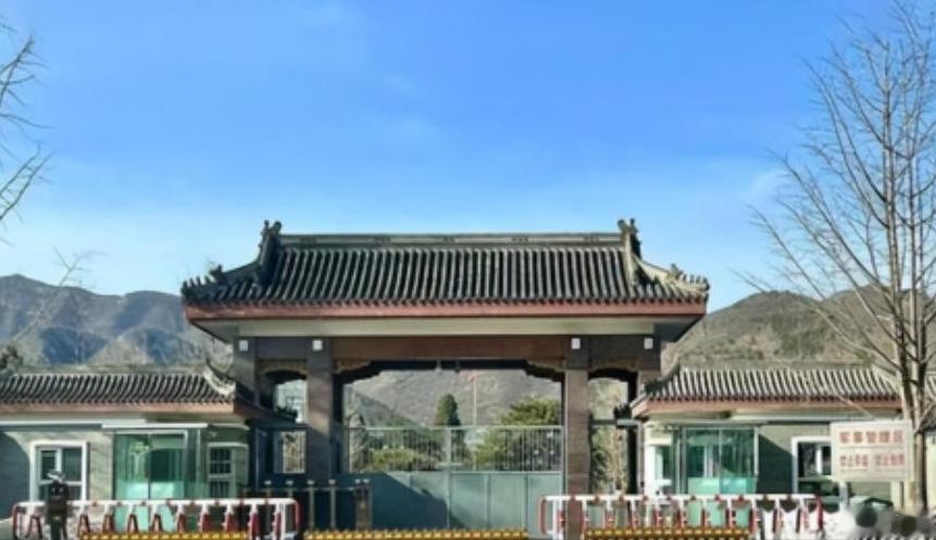 中国头号监狱，里面羁押的清一色是昔日大人物，为杜绝机密外泄，就连不起眼的鞋带都得