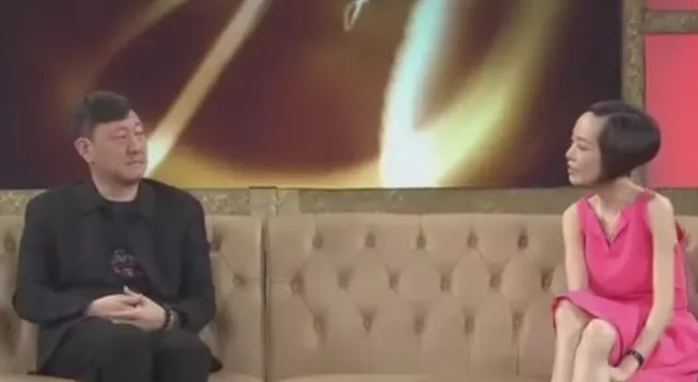 一次，鲁豫在飞机上遇到歌手韩磊，两人座位相邻，她主动打招呼，结果韩磊只点了点头，