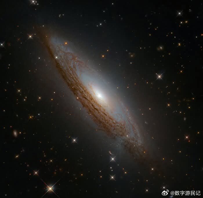 凝视这宇宙中的力量之源！这幅惊艳的哈勃肖像揭开了雄伟的螺旋星系ESO021-