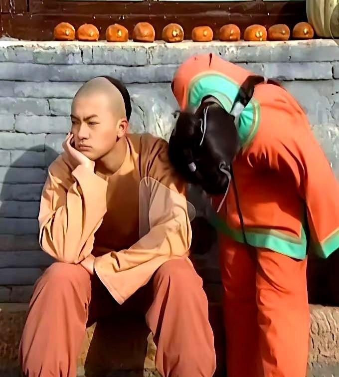 苏有朋没演《还珠3》，不是演不好，是赶片场去了。他拍《倚天》，躲过一劫，还笑说