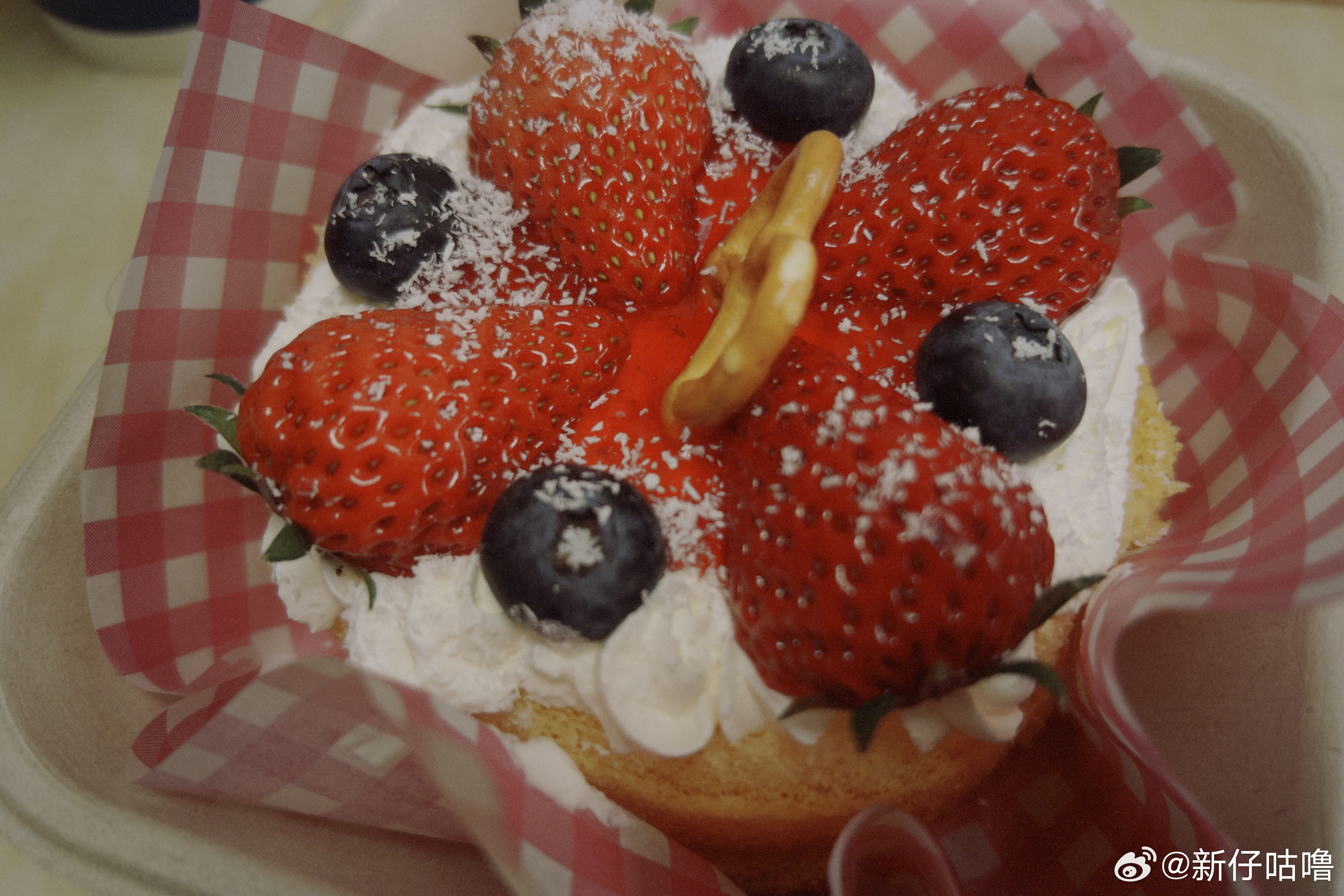 下雨天宅家也能超治愈✨！娃主动收拾书桌、客厅、沙发，干净整洁的样子真让人眼前一亮