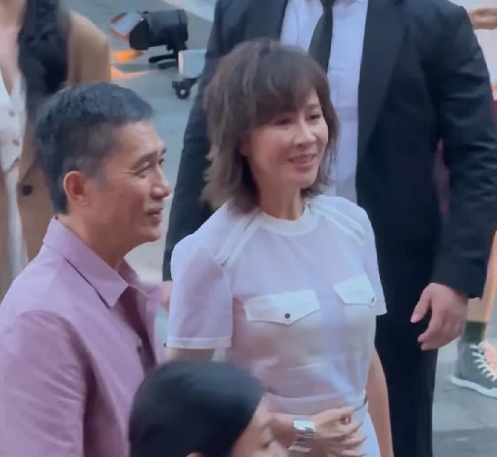 人前恩爱牵手，人后甩手就走，影帝梁朝伟也有被老婆嫌弃的时候！[捂脸哭]梁朝伟和