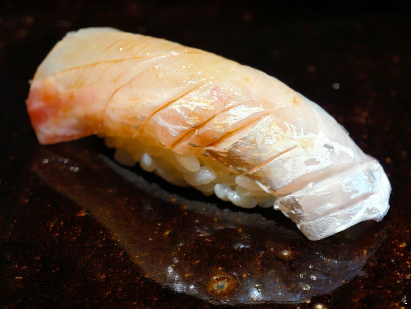 三心，大阪奇迹的金牌店，米其林星级寿司。关西寿司第一，只做中午，非常难约。说菜：