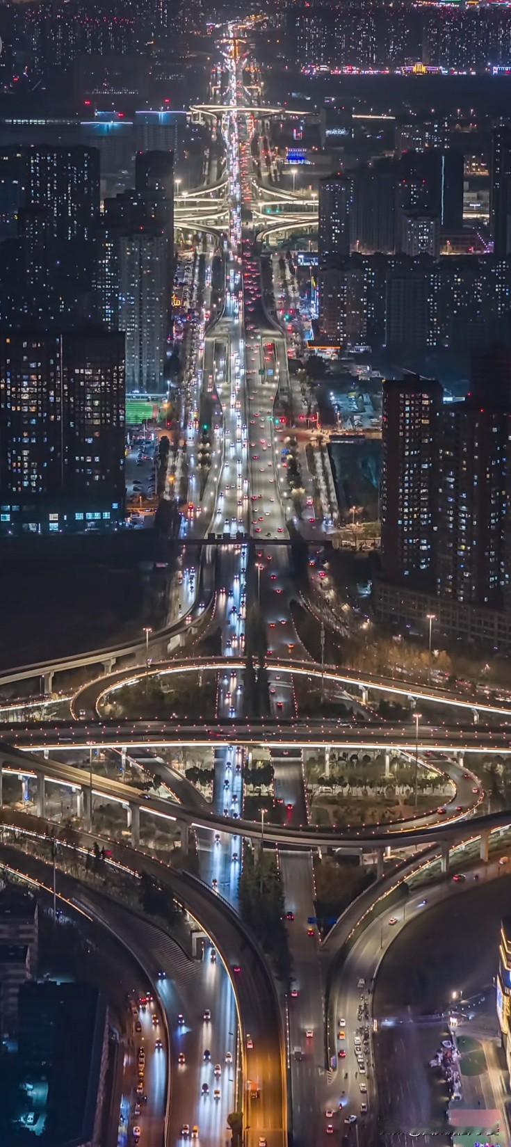 横平竖直！正南正北！你可以永远相信西安的道路规划和审美。在西安，永远可以相信