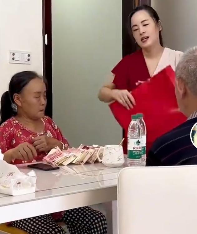 太偏心了，女子得知弟弟要买房还差15万，二话不说就带着一摞现金赶来，路上热的很，