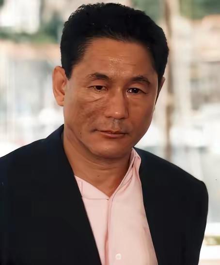 早年，日本导演北野武桀骜不驯，和母亲斗了一辈子。他曾问妈妈:“你为什么40岁还要