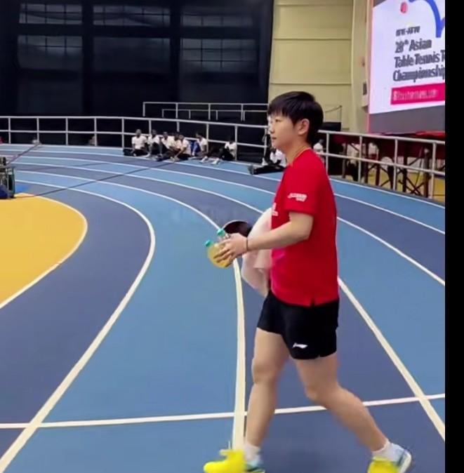 让开！莎莎女王进来了！莎莎走进训练馆进行热身训练，手里拿着两瓶小水走进来了，这走