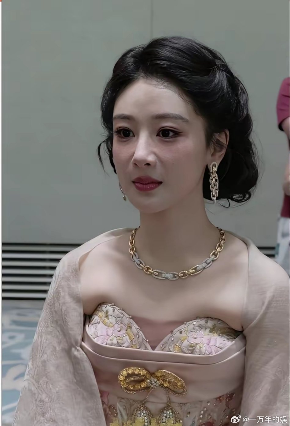 妈呀，几十万的高定礼服也这么戳人[捂脸哭]设计师看到这图片会不会想吐血，难道这礼服