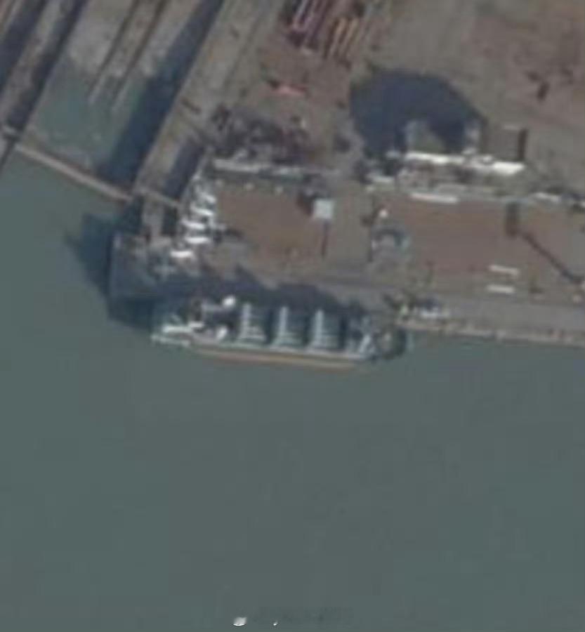 中达79轮--装备两套先进军用雷达系统、60管850大垂发、1130近防炮、4座