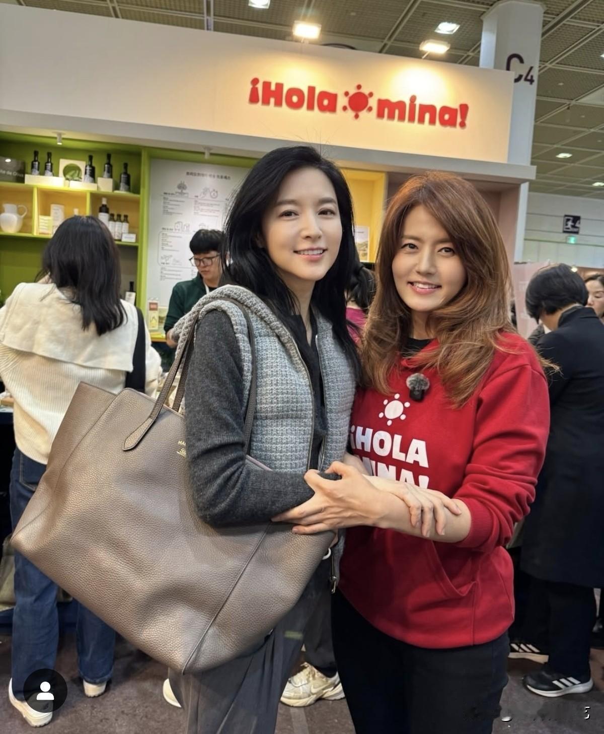 5日，演员李英爱在Instagram上传了多张照片。照片中，李英爱和孙美娜亲密地