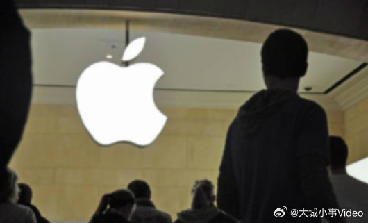 【苹果涨价经销商趁火打劫】MacBook涨价后被经销商追要2万差价近日，苹果因