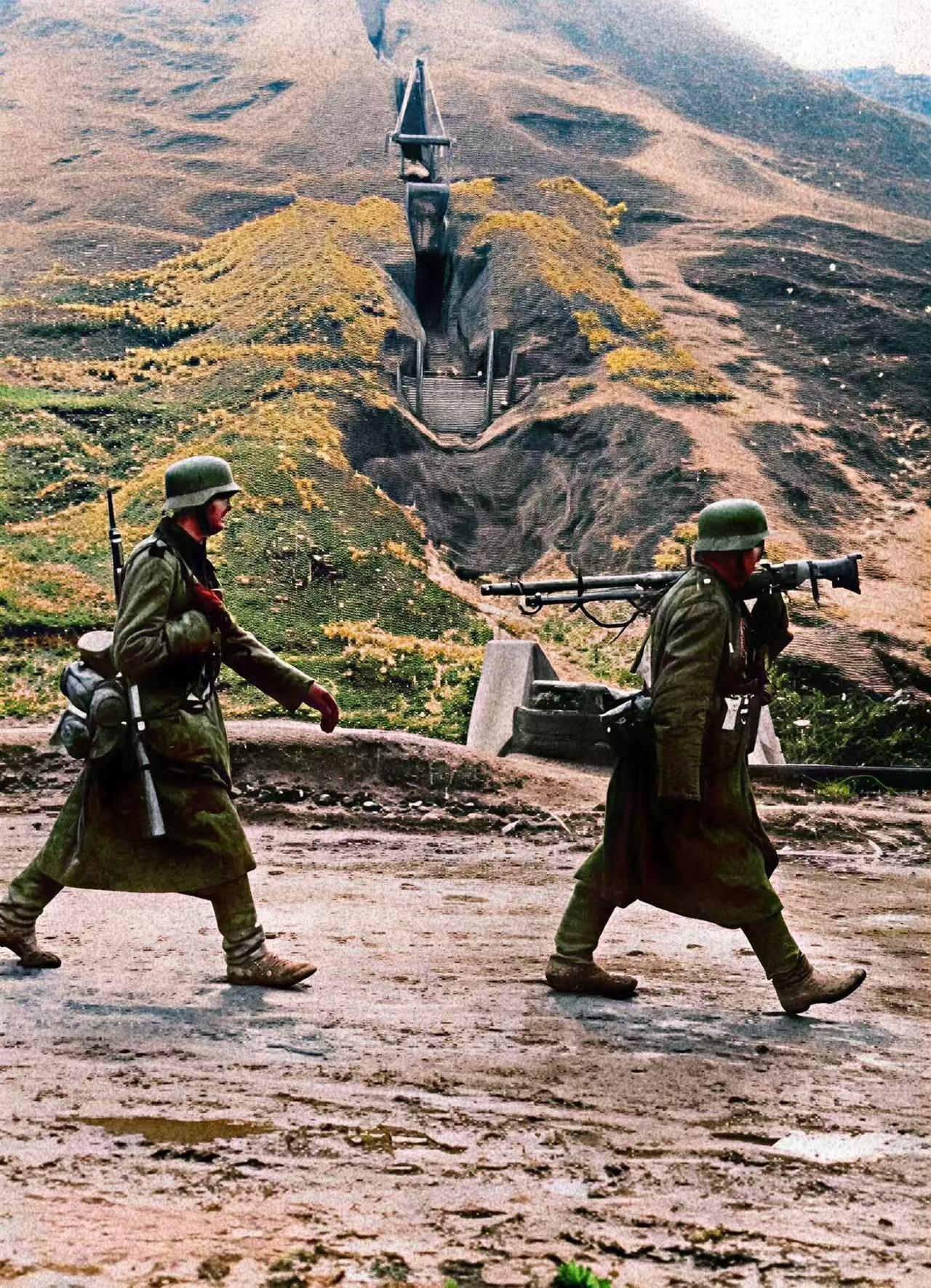 图一景色不错啊，像是山地环境，可能是意大利、希腊或者巴尔干地区；下面两图，德军装