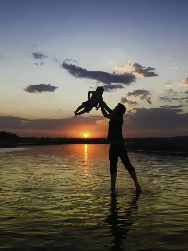 发现一个奇怪的现象：没有家庭托举，贵人引导普通人通常在35~40岁才明白社会