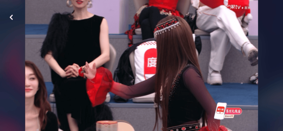 李小冉安崎票数李小冉看到票数当场调侃有黑幕太有趣啦，两位姐姐颜值都在线，互动俏