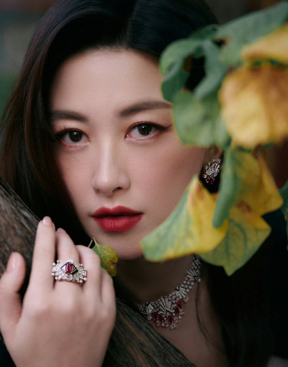 朱珠的闪光灯表情管理堪称内娱“稳场教科书”，她从不用力绷着完美人设，脊柱中正挺而