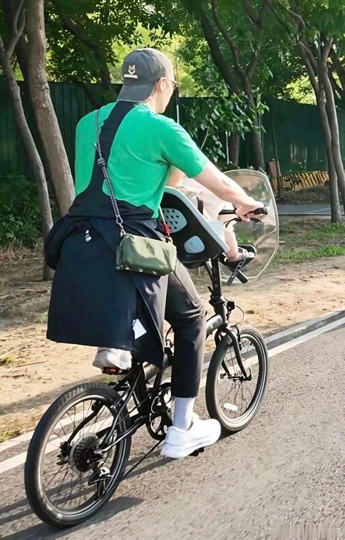 偶遇陈伟霆何穗一家三口骑车网友偶遇陈伟霆何穗带娃骑行偶遇陈伟霆何穗一家三口骑车，