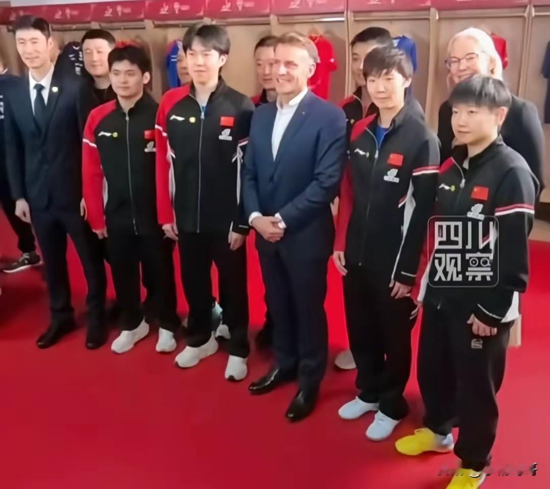 王曼昱给所有运动员上了一课王曼昱站在马克龙旁边握手时，左手握球拍，右手从容舒