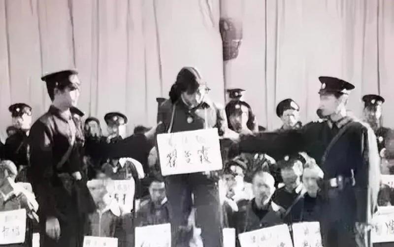 1983年的一天，因犯流氓罪被判处死刑的翟曼霞，正在公审大会上接受审判，面对人山