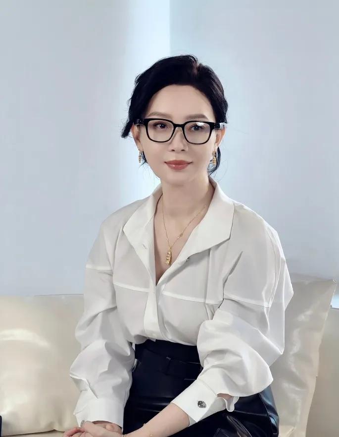 谁能不爱陈数的穿搭！白衬衫+高腰皮裙，把优雅和干练焊在身上，这才是成熟女性的魅力