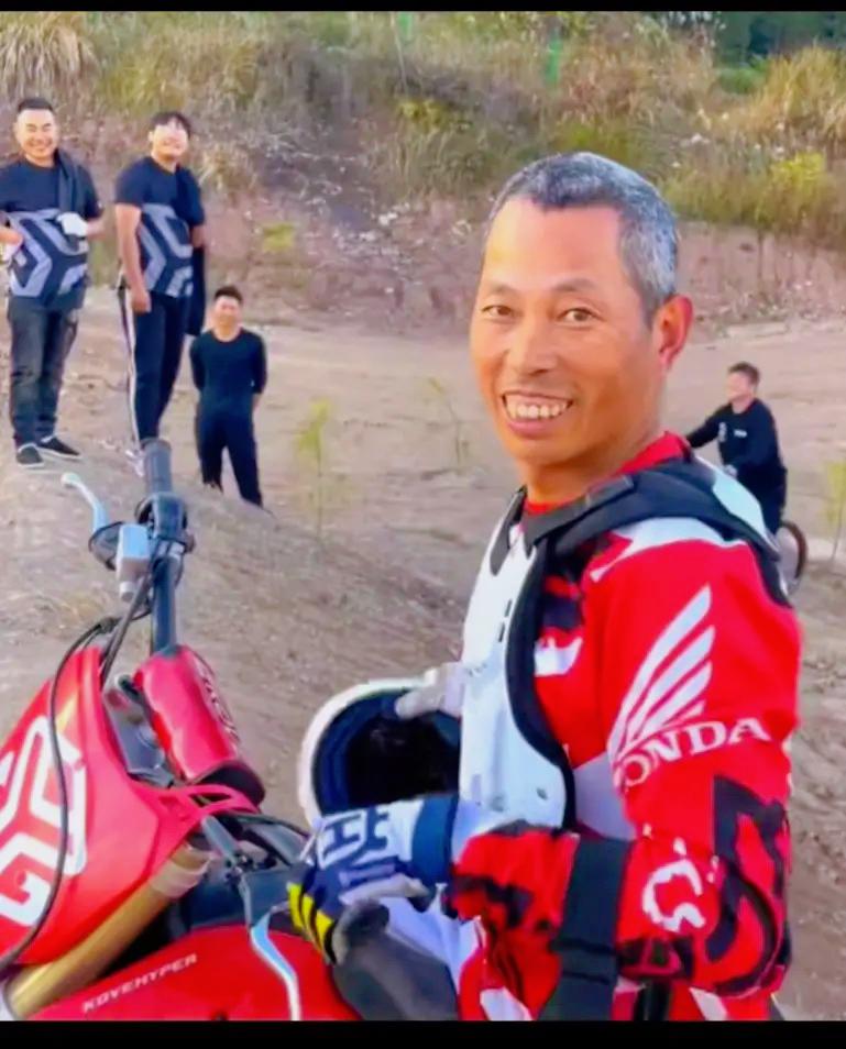 张雪师傅牙哥这人生履历，真的越扒越让人惊叹！活脱脱一部现实版逆袭爽文，比编的剧