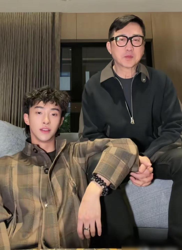 64岁的庾澄庆，终于被儿子撕下了“慈父”的面具。儿子恩利在直播间当着几万人