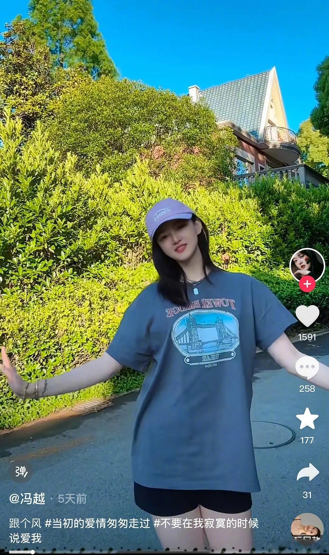 张若昀他爸带老婆和小儿子出席文章酒吧开业