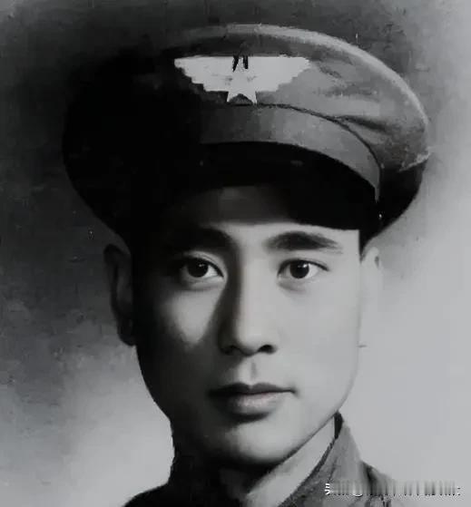 1949年，一架飞机在解放区坠毁，飞行员主动向解放军投降，还指了指舱门，说：“这
