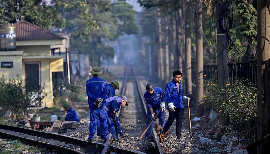 越南那条120公里的高铁终于动了。评论区一看，中国人全在说“祝西门子好运”。不是