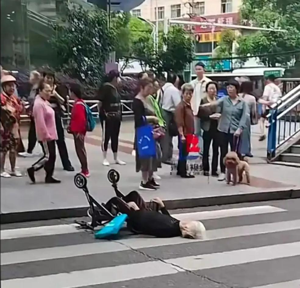 遇到这种情况该怎么办？你扶了，家属跟你没完你报警，警察跟你没完这个连放屁