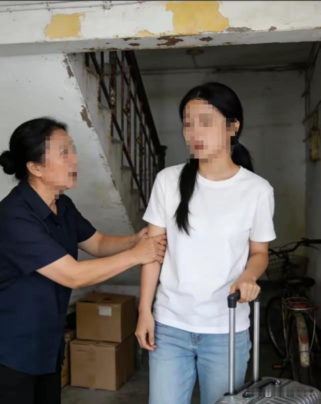 有位姑娘退租时，房东里里外外检查了房间整整五天。就在她拖着行李箱准备下楼时，房东